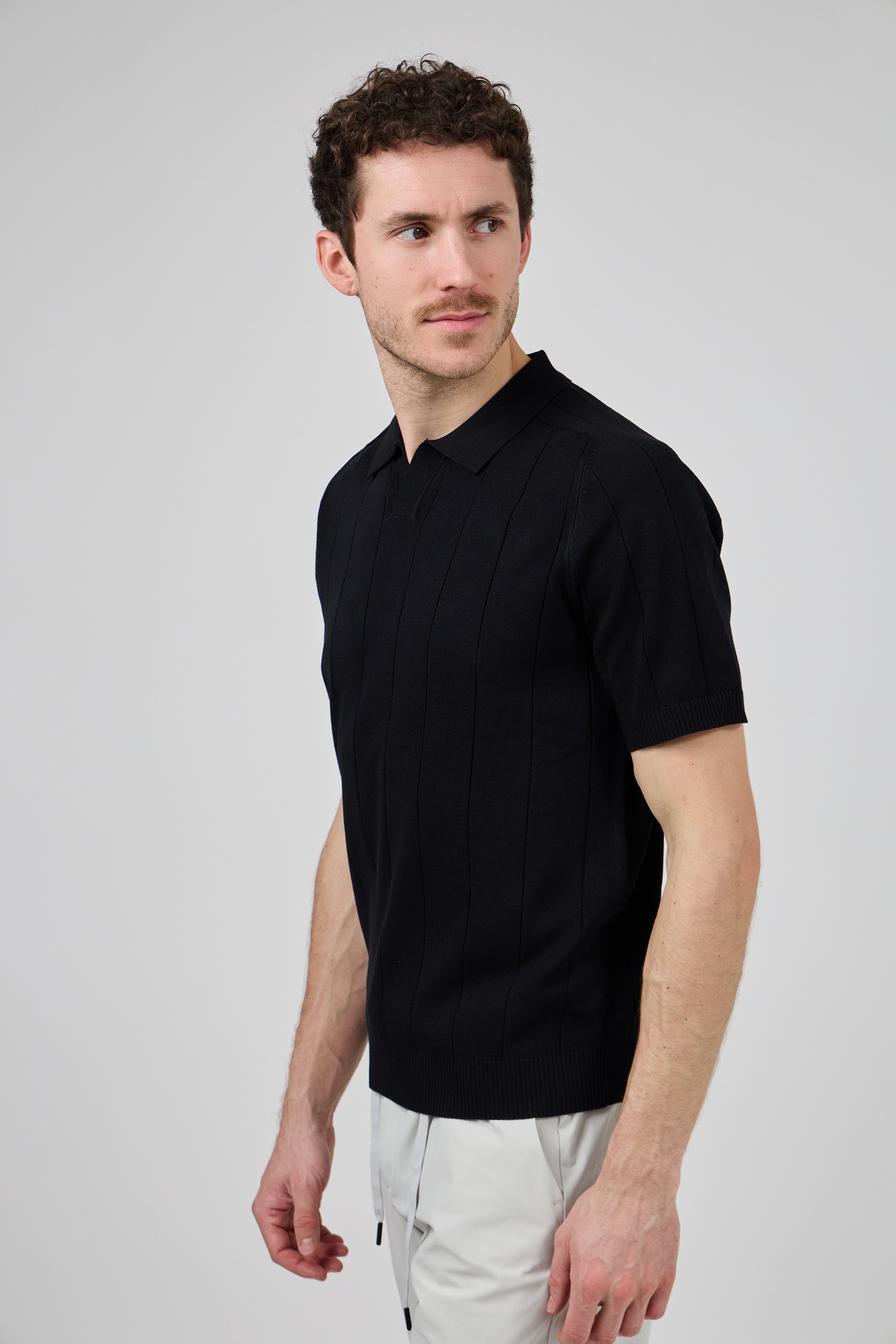 Polo en maille Homme à Manches Courtes avec Motif Vertical Élégant