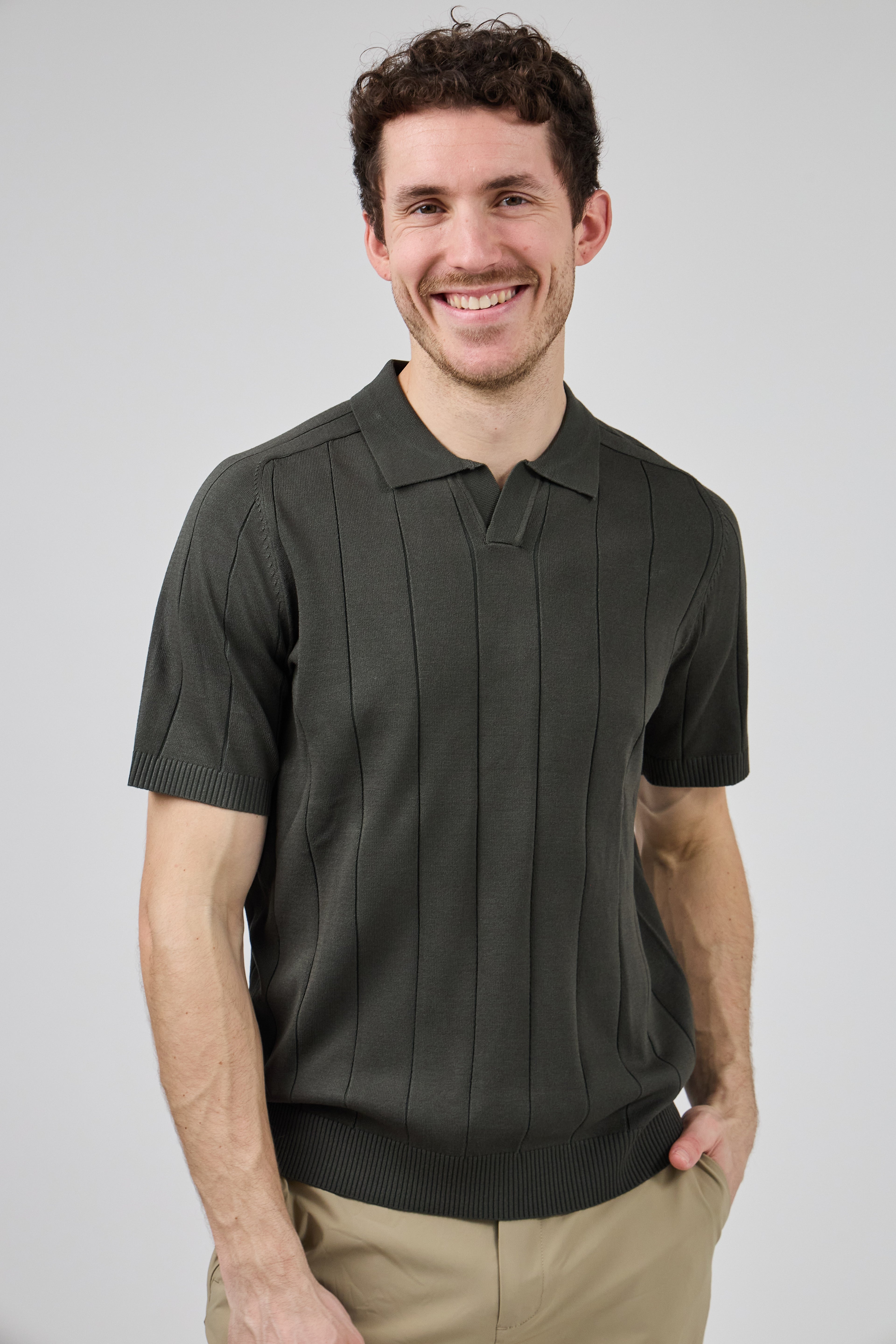 Polo en maille Homme à Manches Courtes avec Motif Vertical Élégant