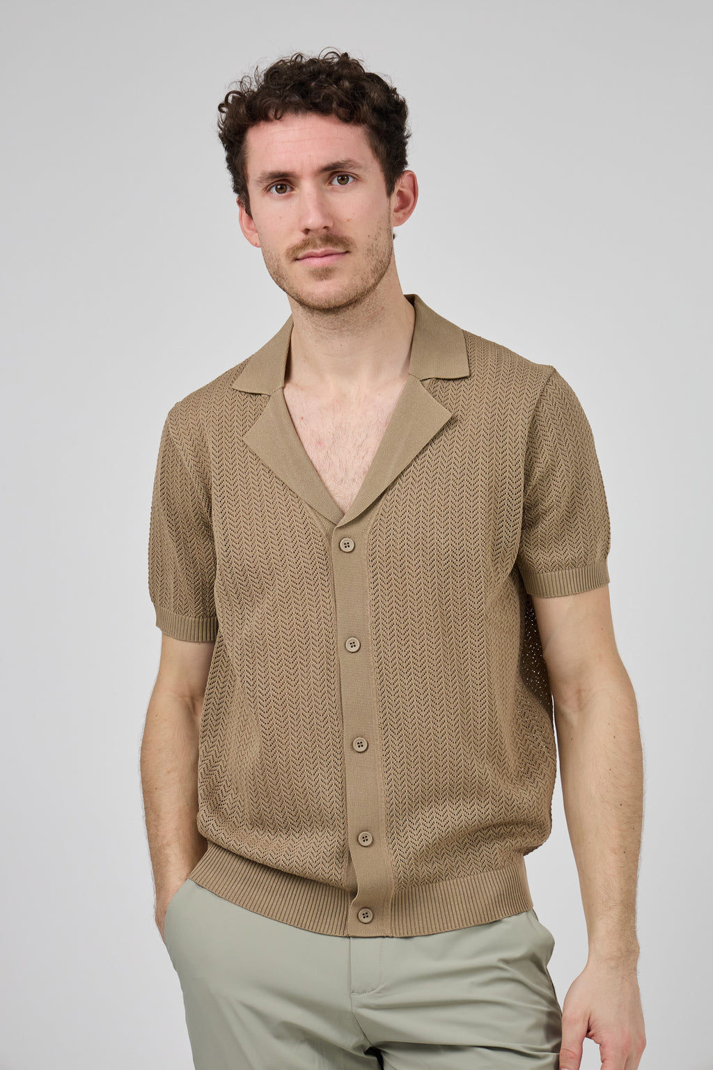Chemise en maille à manches courtes avec fermeture boutonnée
