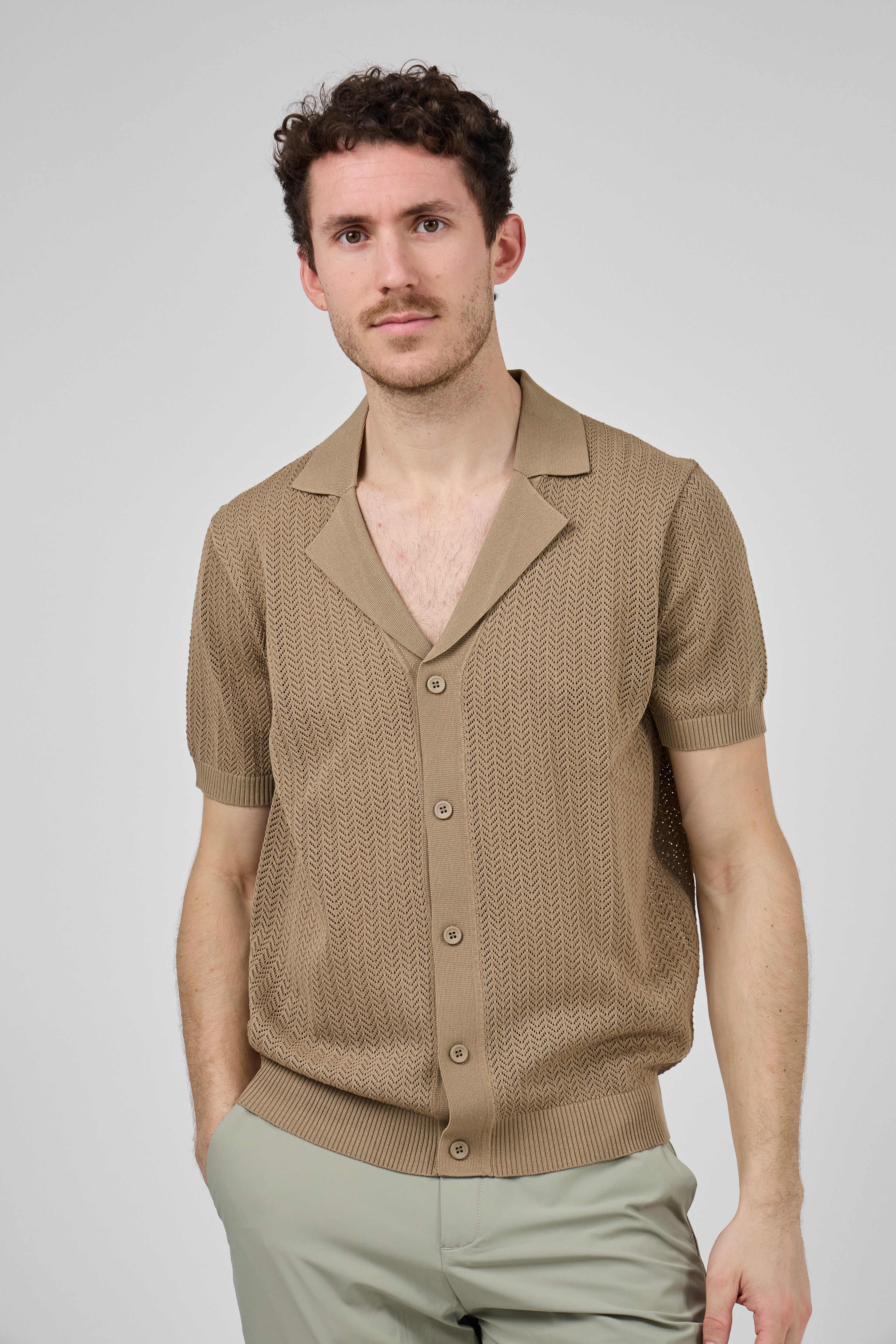 Chemise en maille à manches courtes avec fermeture boutonnée