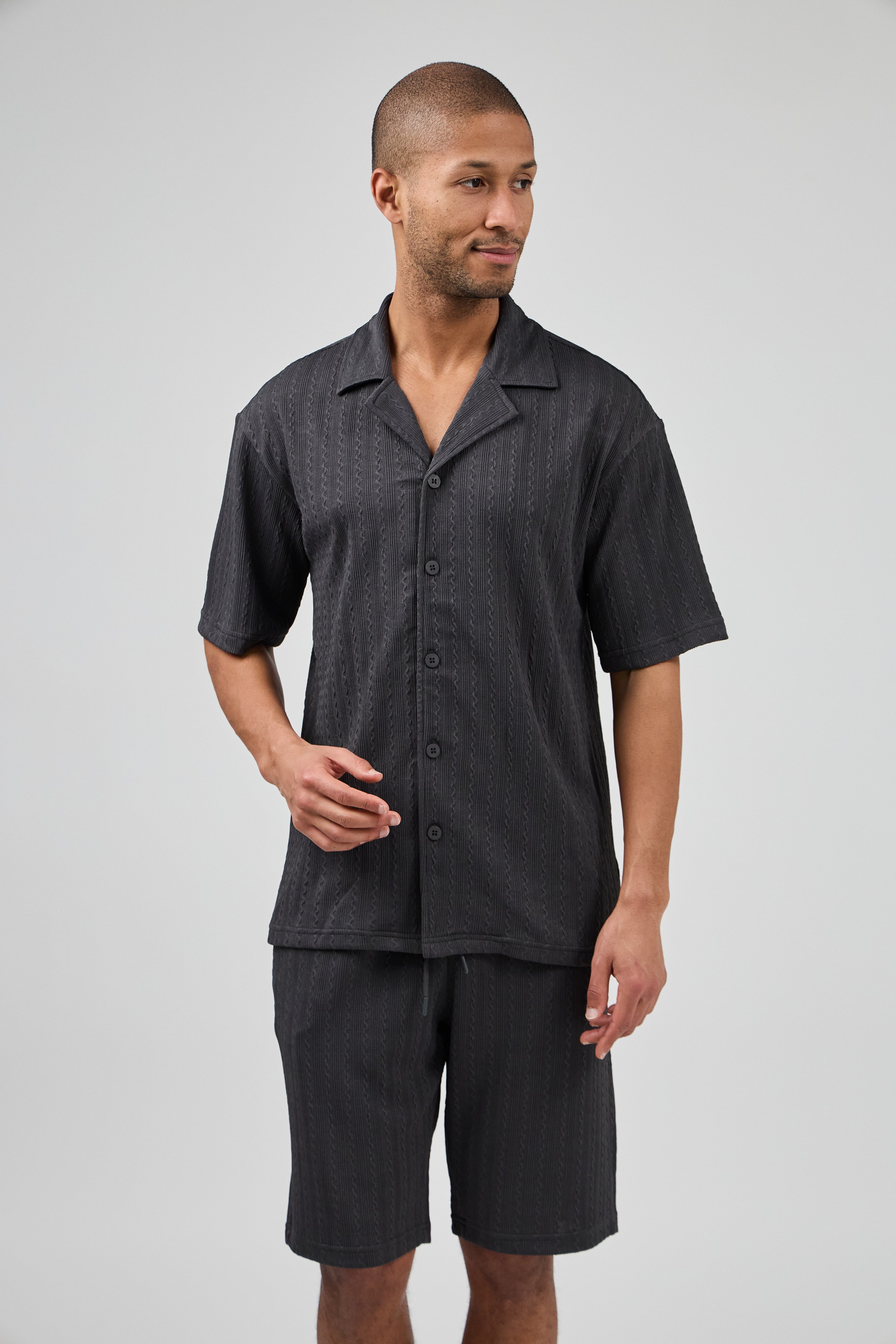 Ensemble homme chemise à manches courtes boutonnée et short