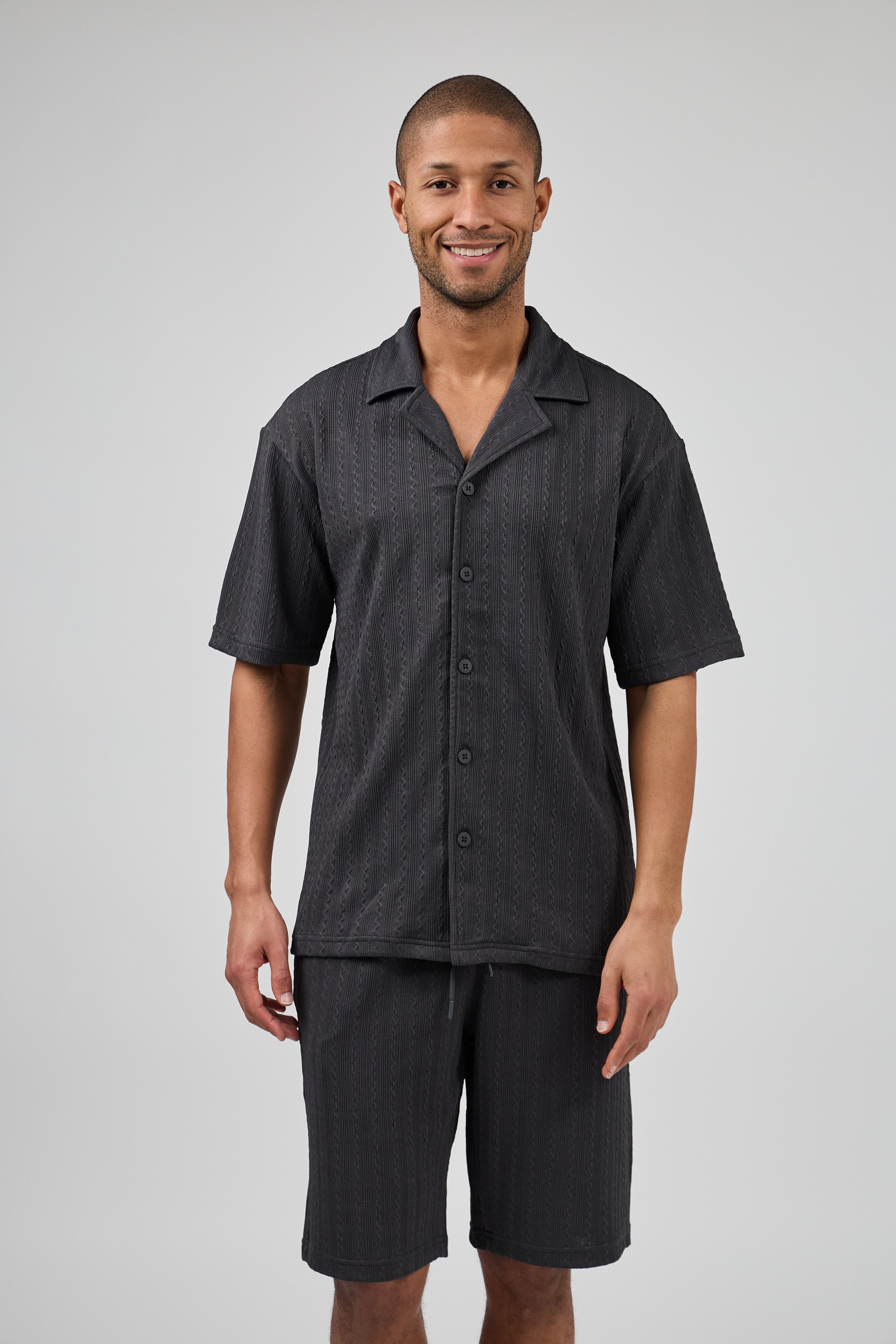 Ensemble homme chemise à manches courtes boutonnée et short