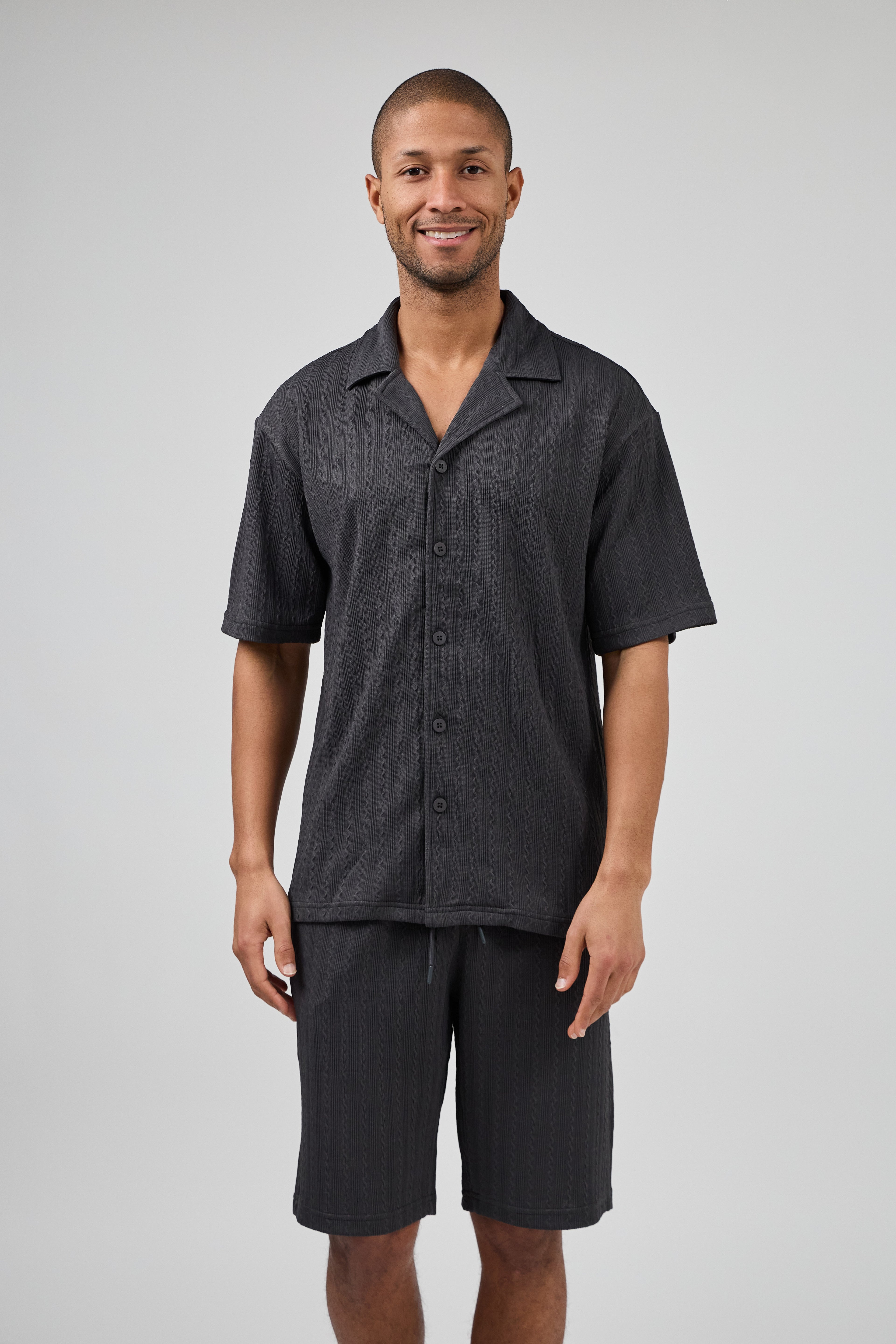 Ensemble homme chemise à manches courtes boutonnée et short