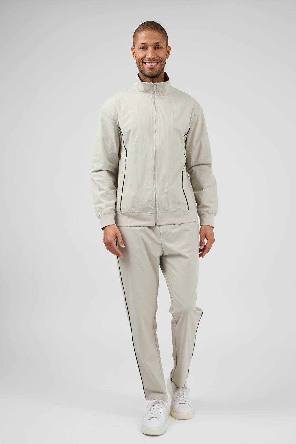 Ensemble sportif pour homme avec veste zippée et pantalon assorti