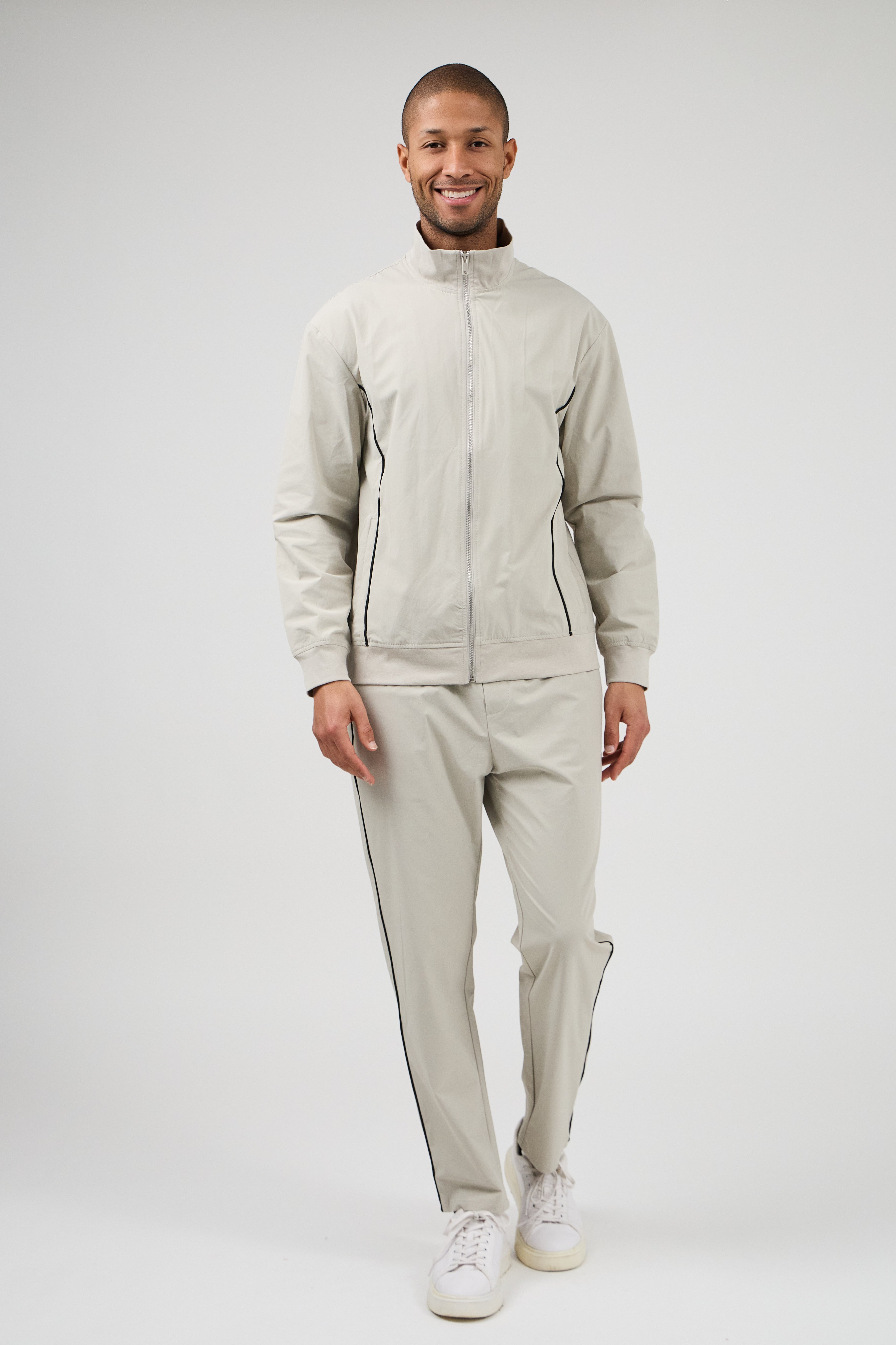 Ensemble sportif pour homme avec veste zippée et pantalon assorti