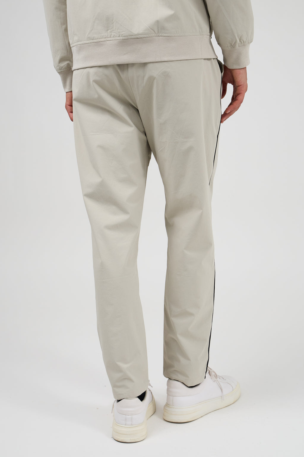 Ensemble sportif pour homme avec veste zippée et pantalon assorti