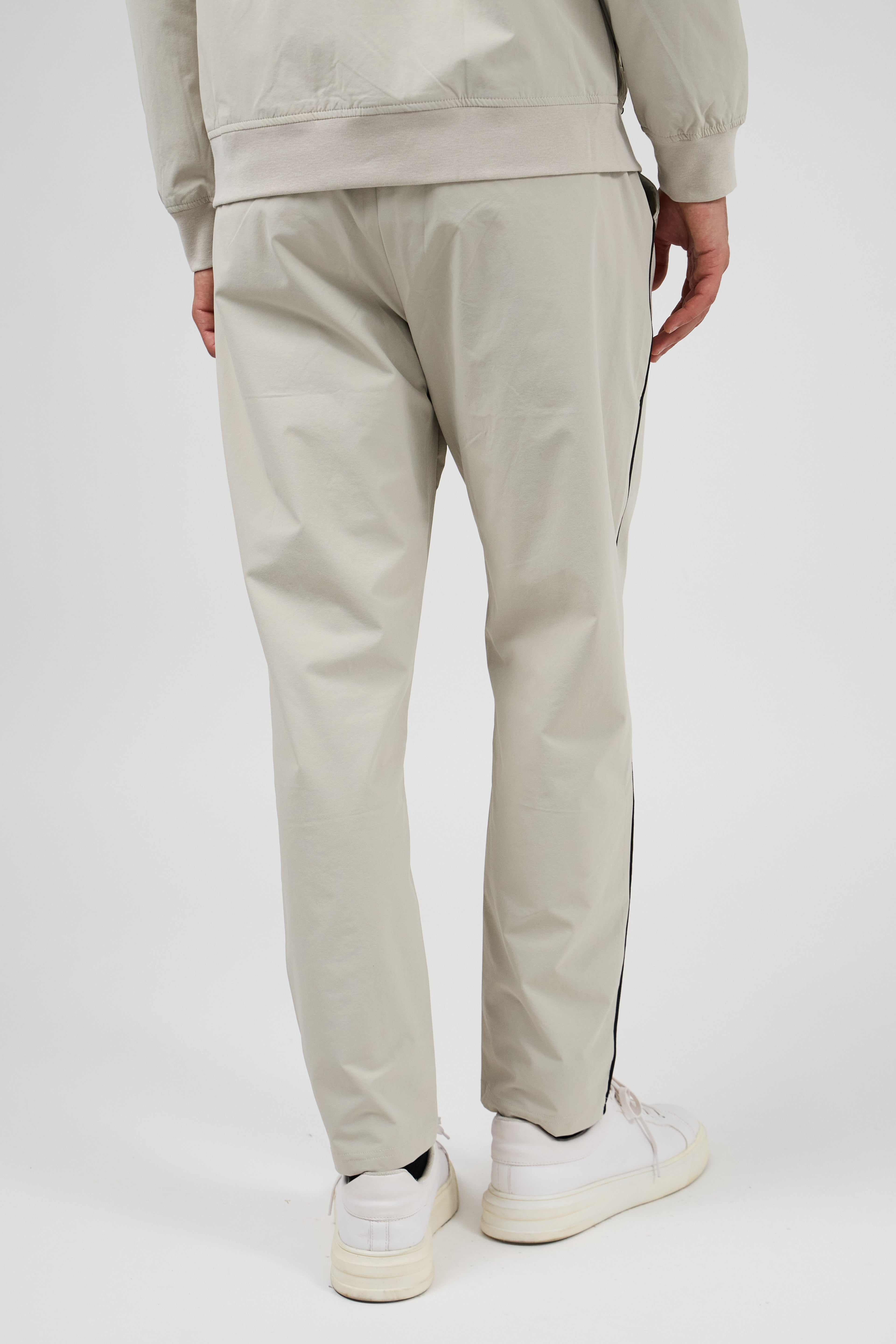 Ensemble sportif pour homme avec veste zippée et pantalon assorti