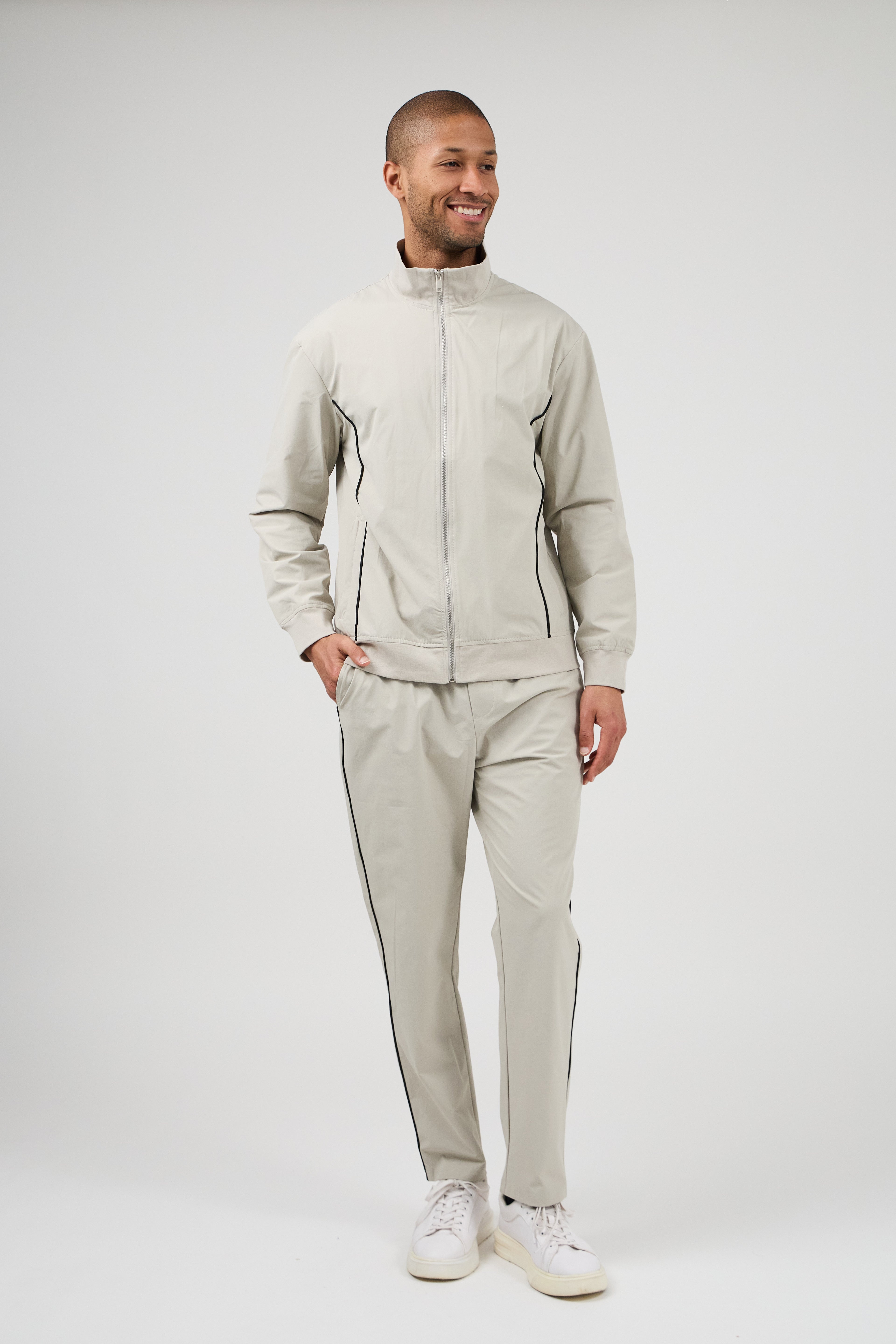 Ensemble sportif pour homme avec veste zippée et pantalon assorti
