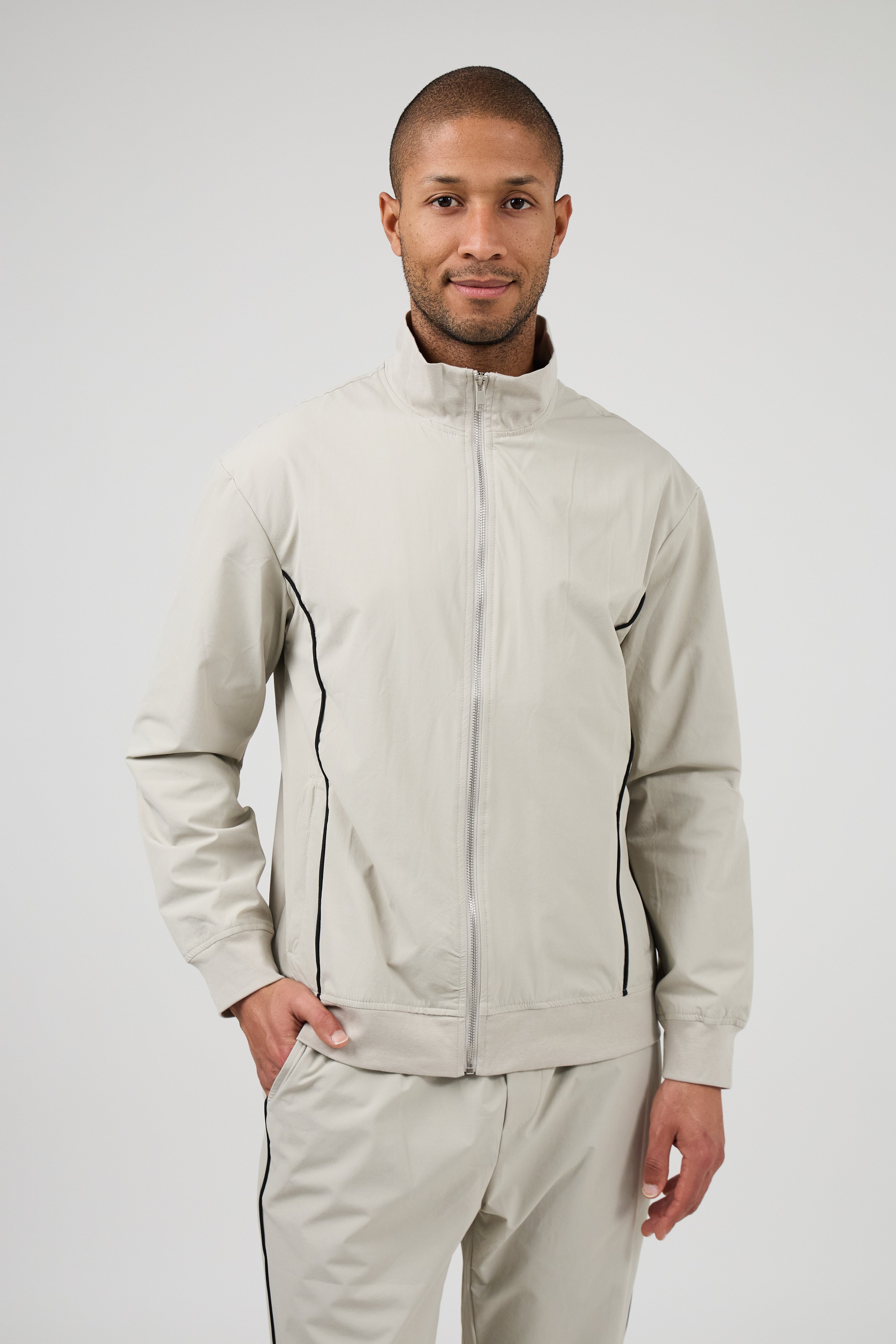 Ensemble sportif pour homme avec veste zippée et pantalon assorti