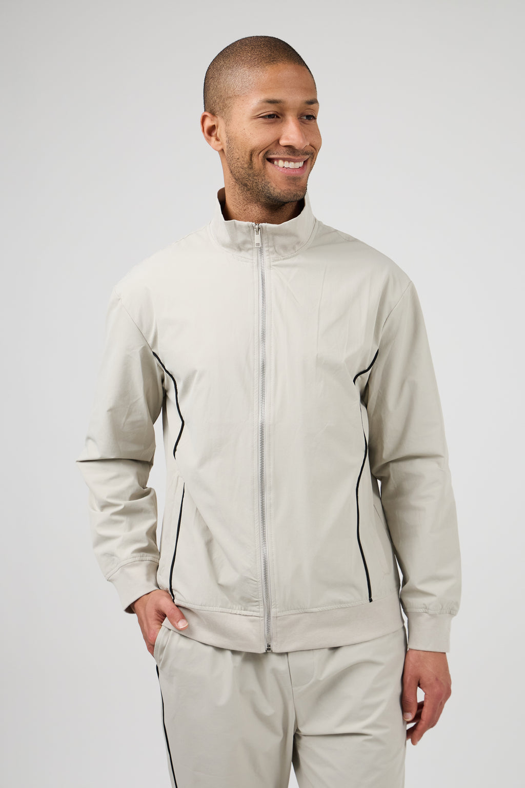 Ensemble sportif pour homme avec veste zippée et pantalon assorti