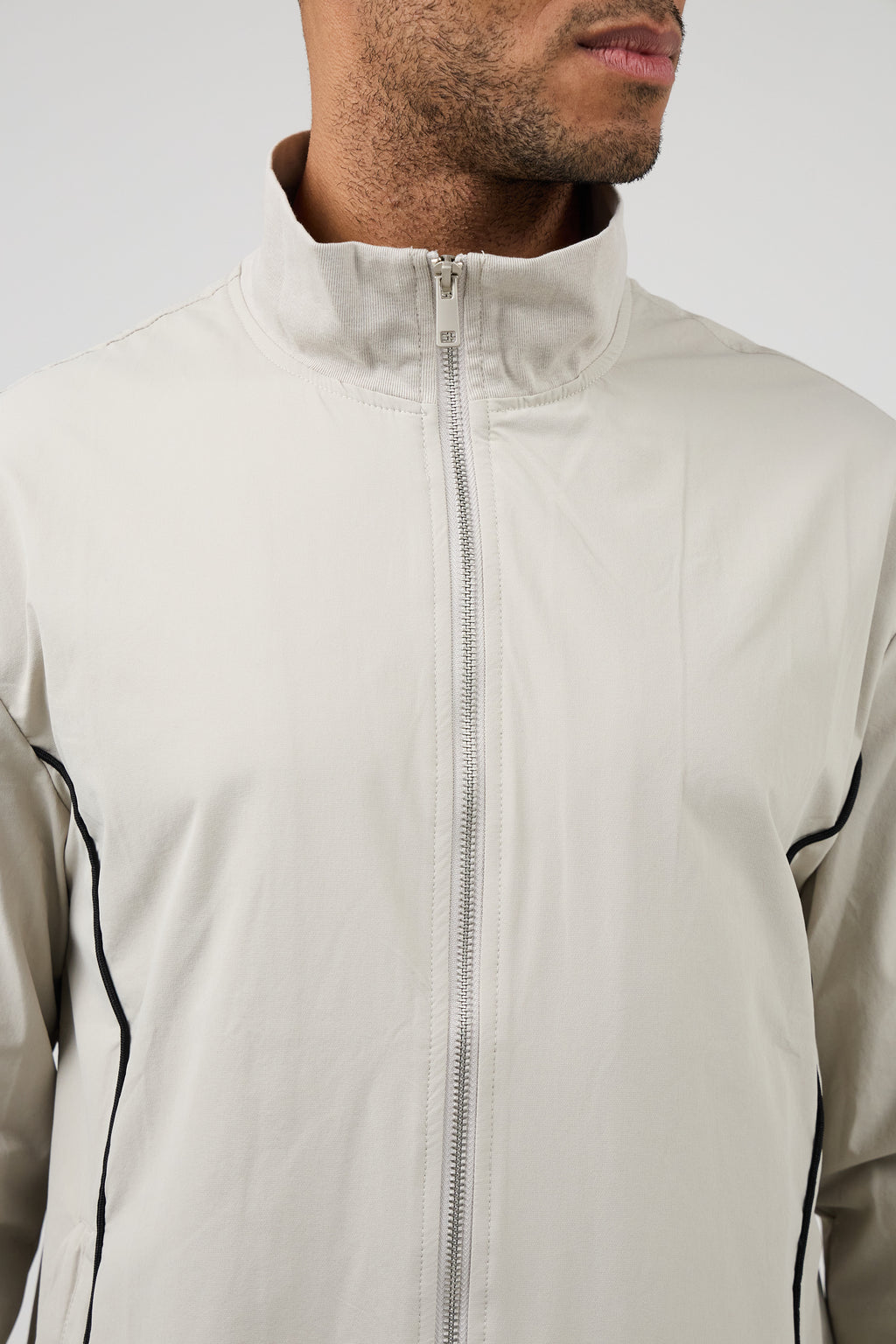 Ensemble sportif pour homme avec veste zippée et pantalon assorti