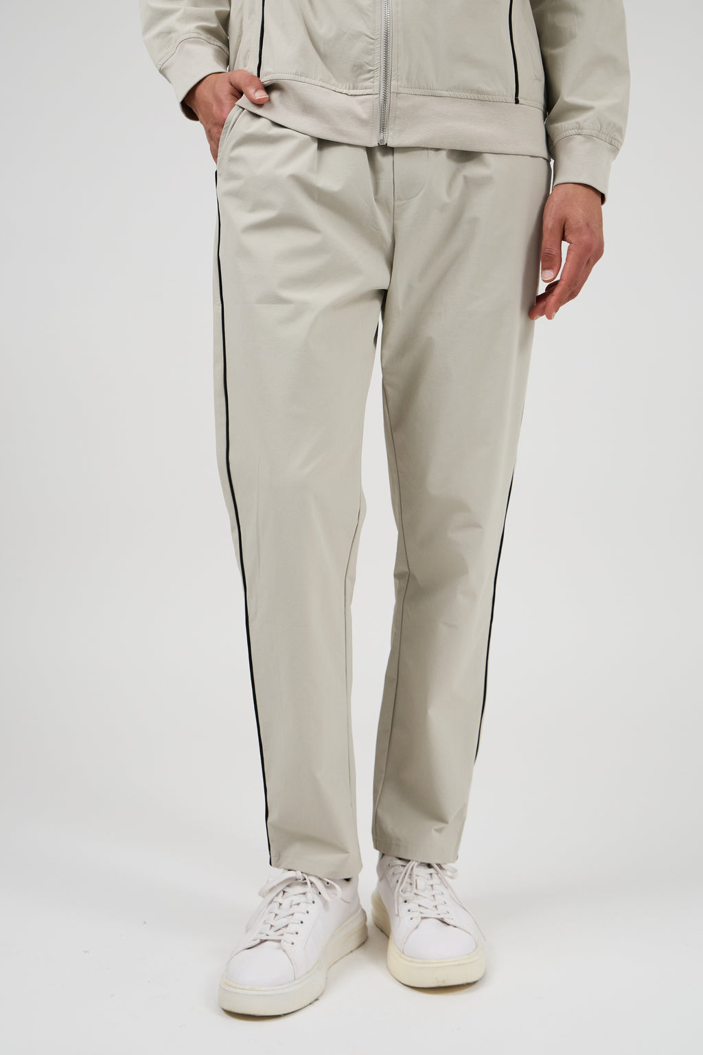 Ensemble sportif pour homme avec veste zippée et pantalon assorti