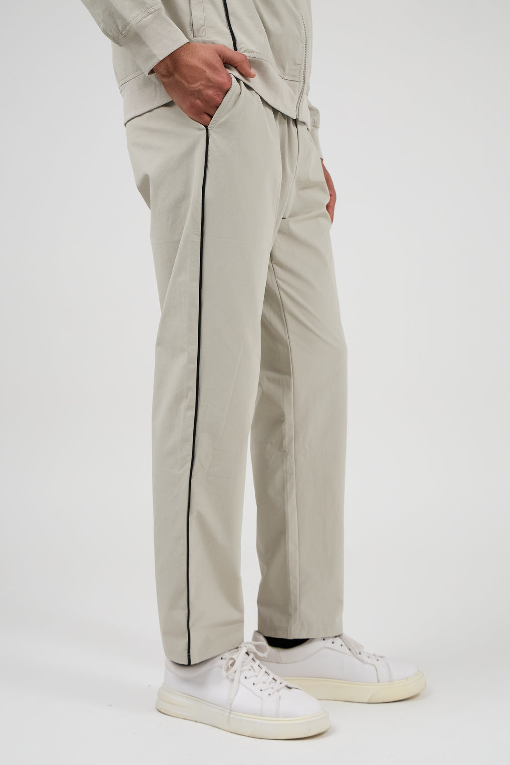 Ensemble sportif pour homme avec veste zippée et pantalon assorti