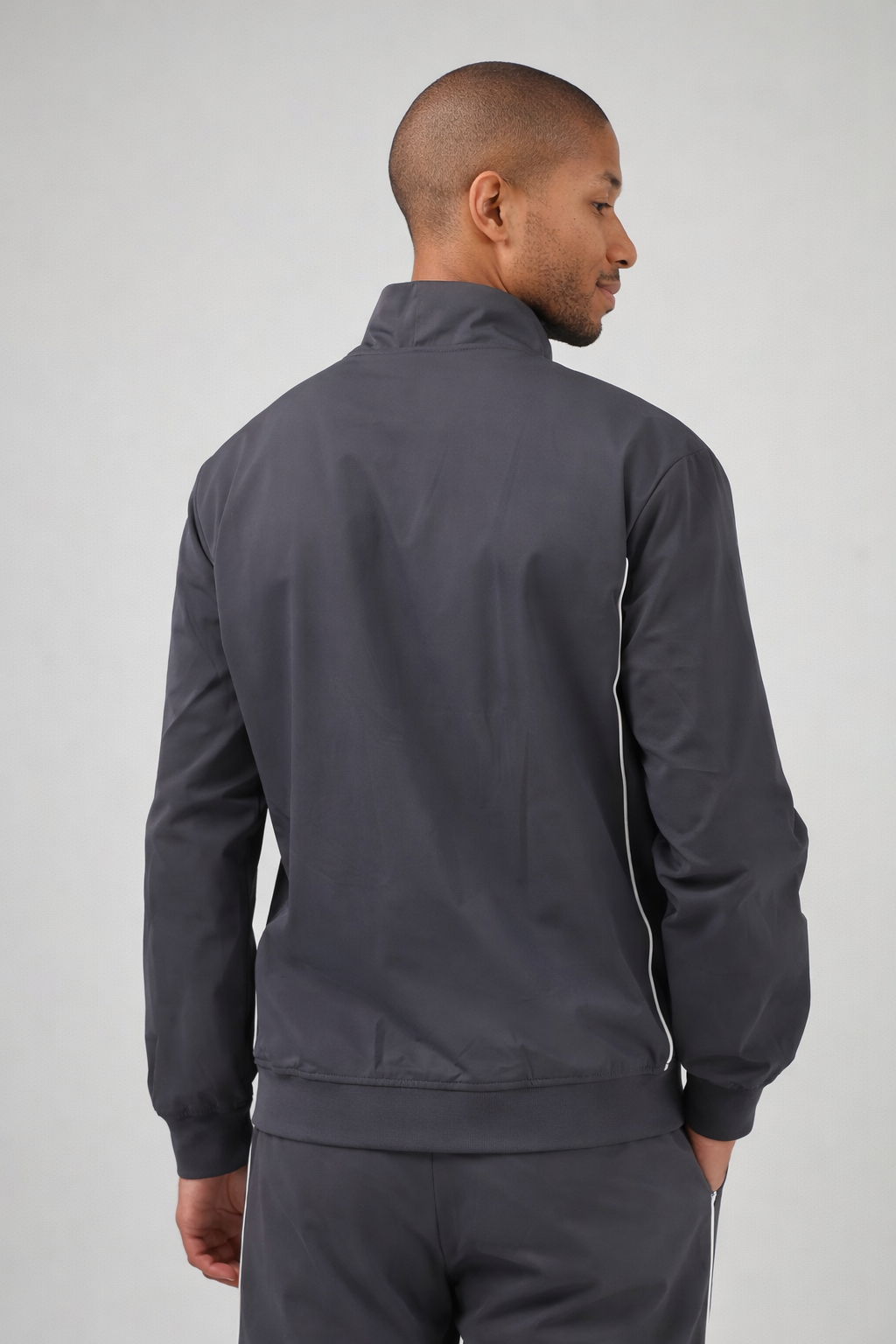 Ensemble sportif pour homme avec veste zippée et pantalon assorti