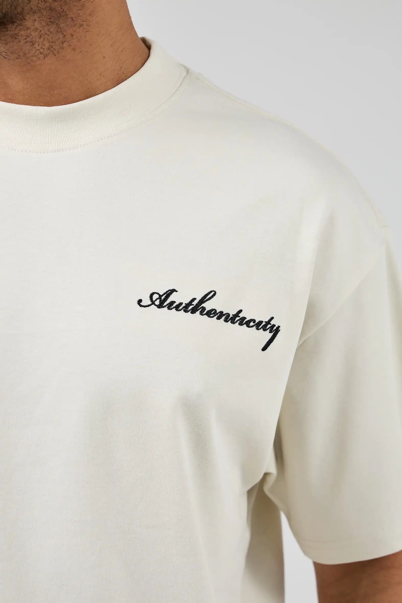 T-shirt Homme à Manches Courtes avec Broderie “Authenticity” et Patch Texturé au Dos