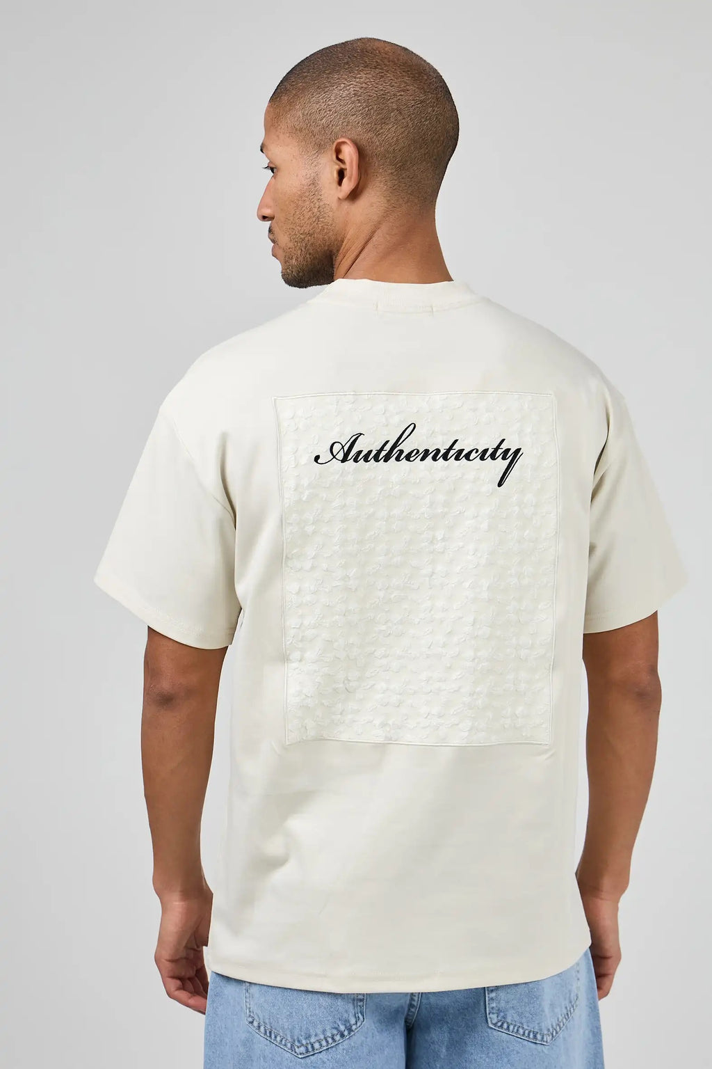 T-shirt Homme à Manches Courtes avec Broderie “Authenticity” et Patch Texturé au Dos