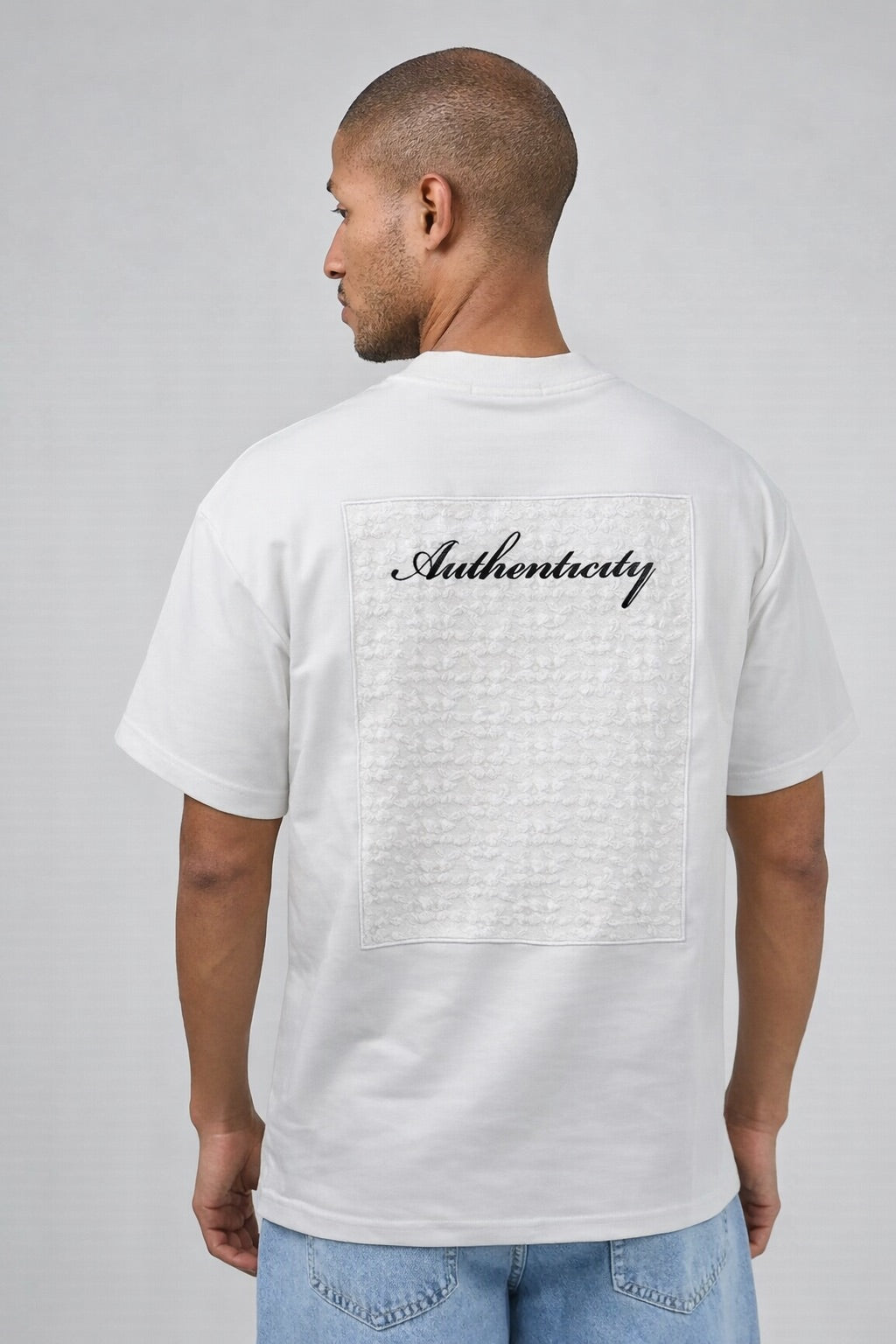 T-shirt Homme à Manches Courtes avec Broderie “Authenticity” et Patch Texturé au Dos