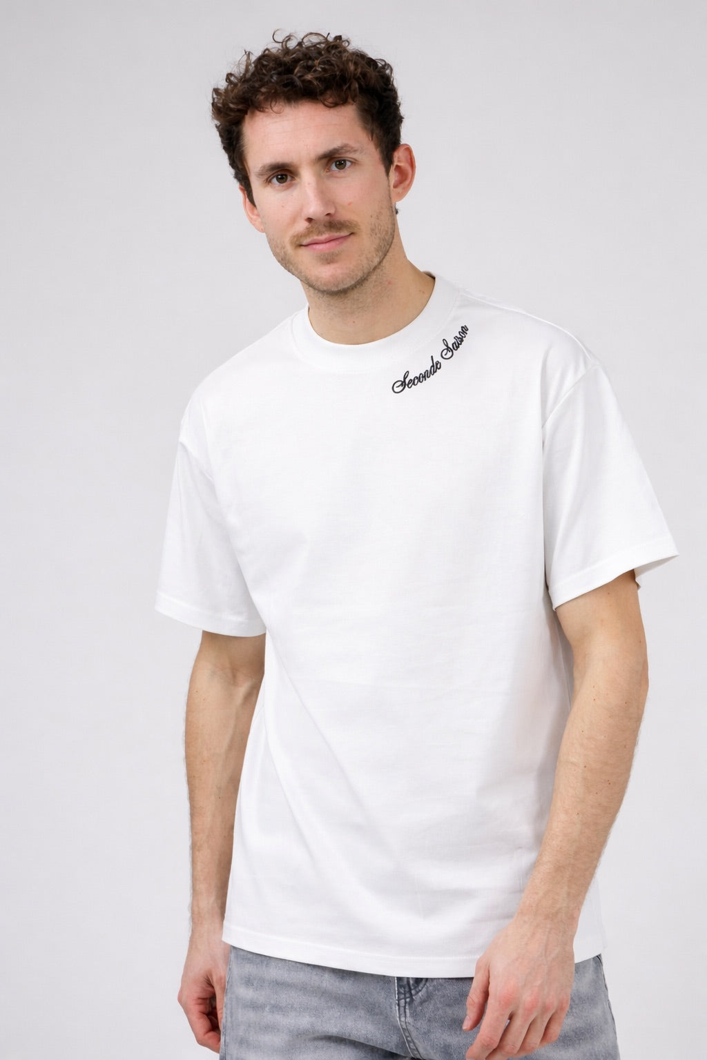 T-shirt homme imprimé artistique avec illustration urbaine et voiture rétro