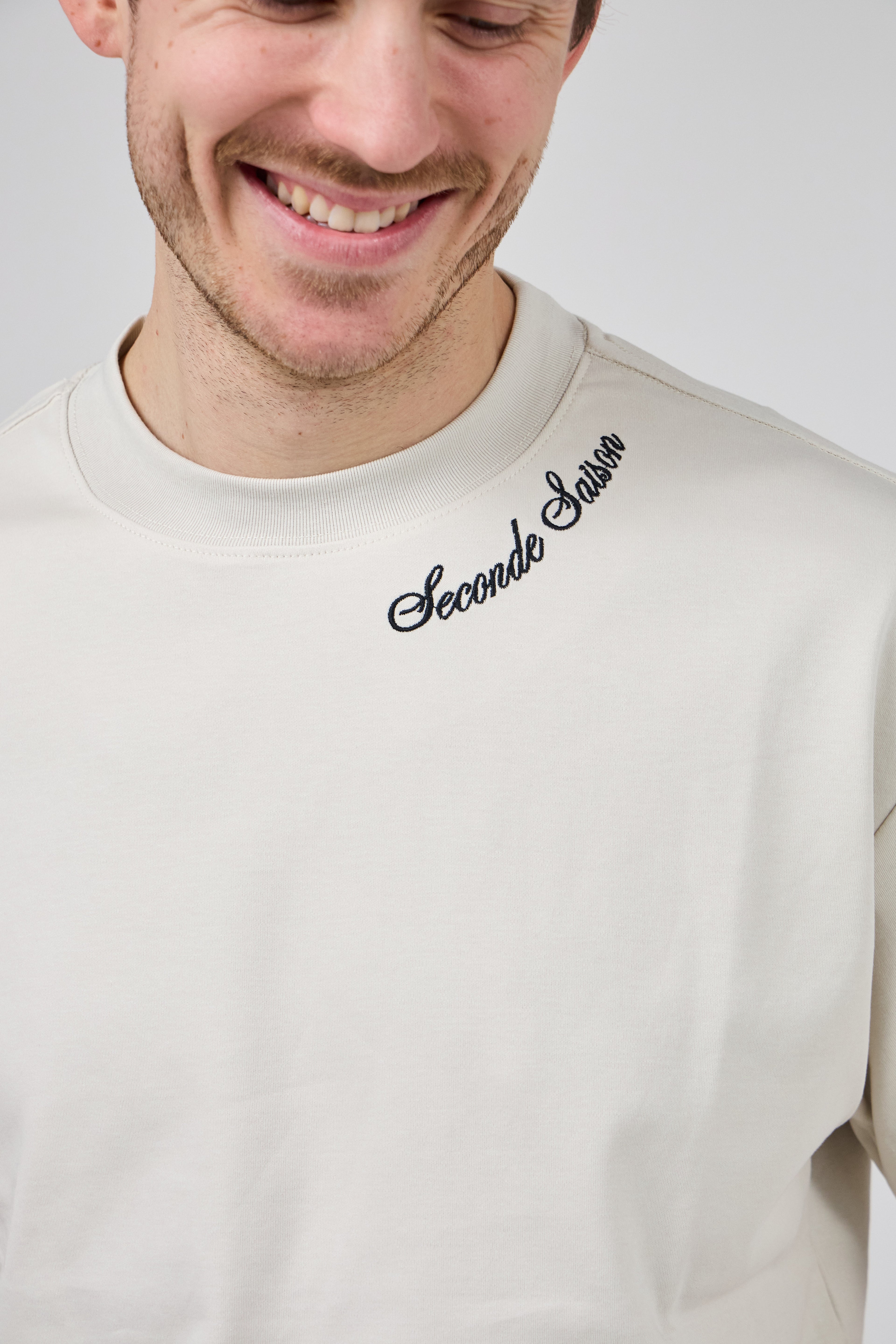T-shirt homme imprimé artistique avec illustration urbaine et voiture rétro