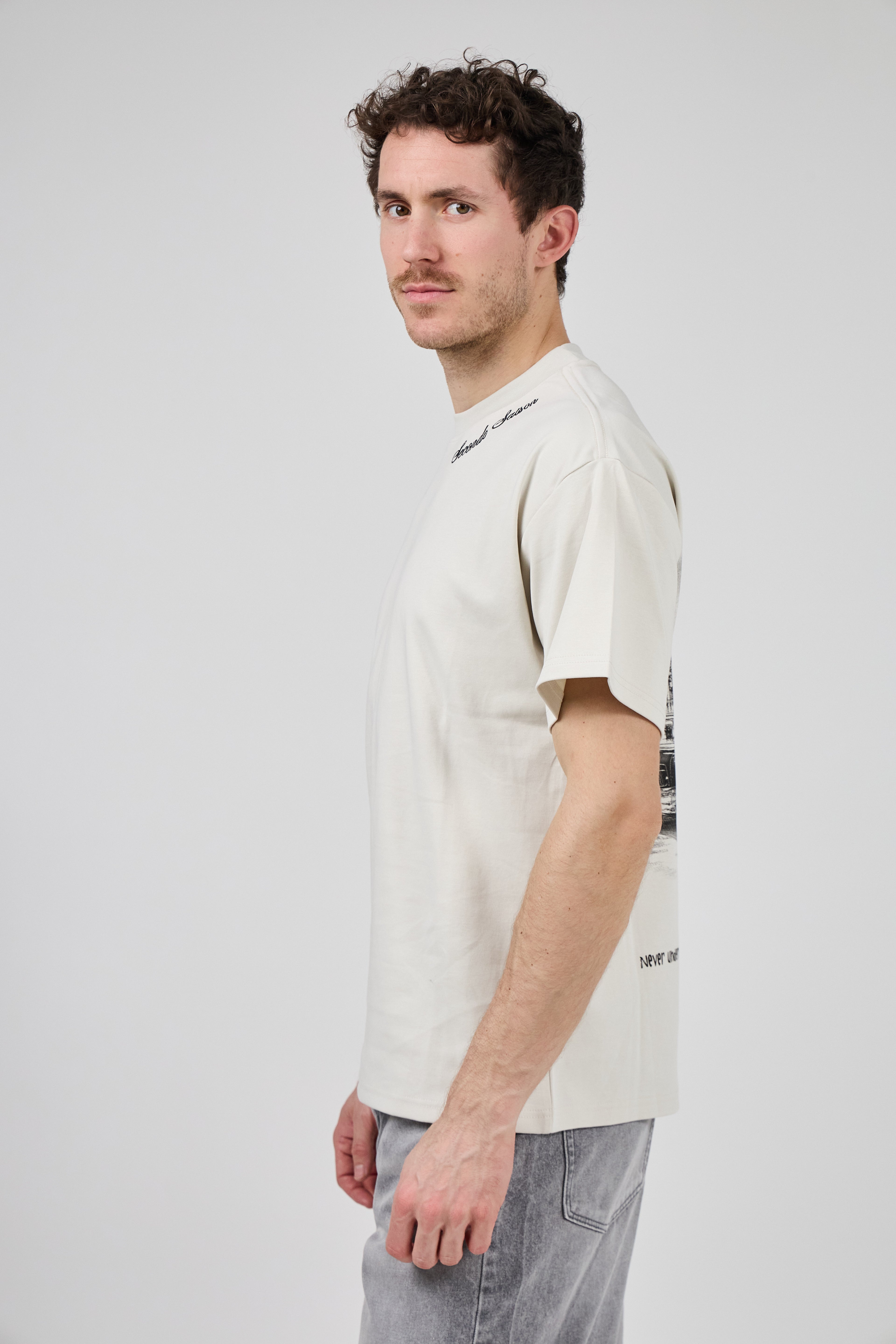 T-shirt homme imprimé artistique avec illustration urbaine et voiture rétro