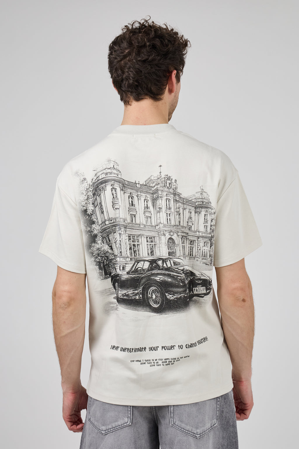 T-shirt homme imprimé artistique avec illustration urbaine et voiture rétro