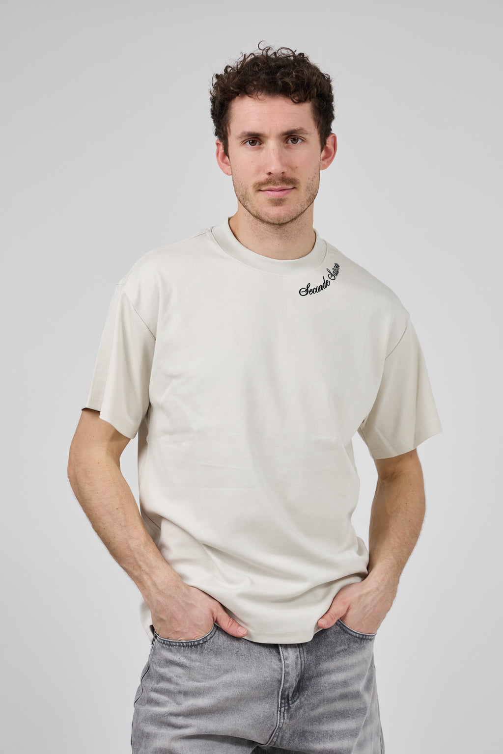 T-shirt homme imprimé artistique avec illustration urbaine et voiture rétro