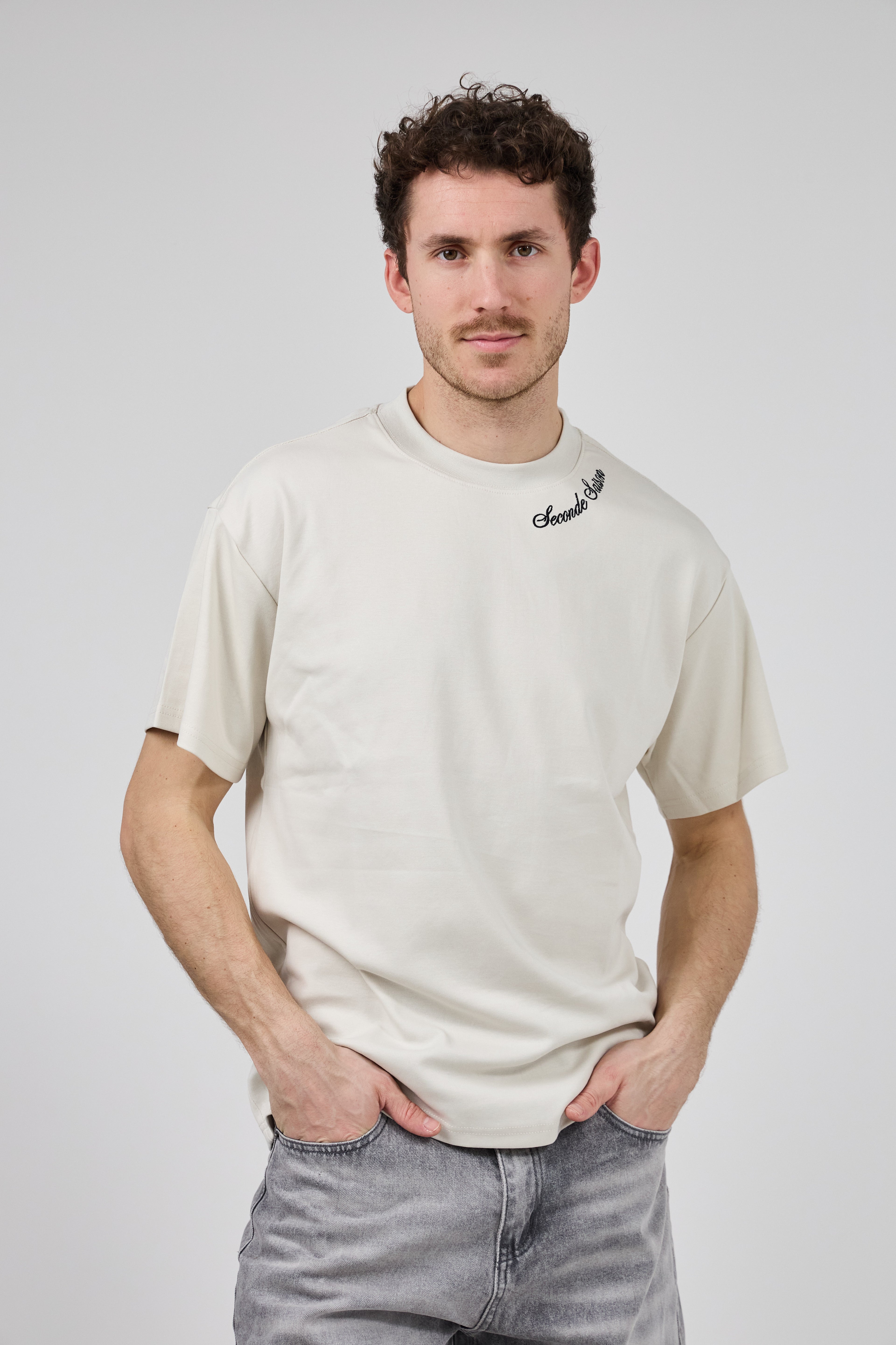 T-shirt homme imprimé artistique avec illustration urbaine et voiture rétro
