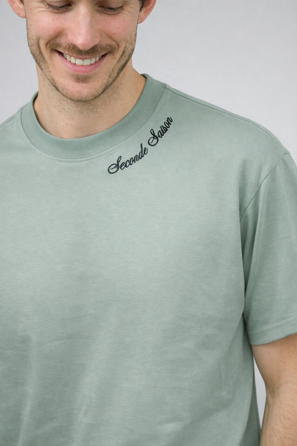 T-shirt homme imprimé artistique avec illustration urbaine et voiture rétro