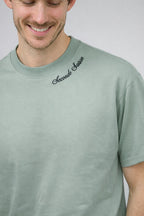T-shirt homme imprimé artistique avec illustration urbaine et voiture rétro