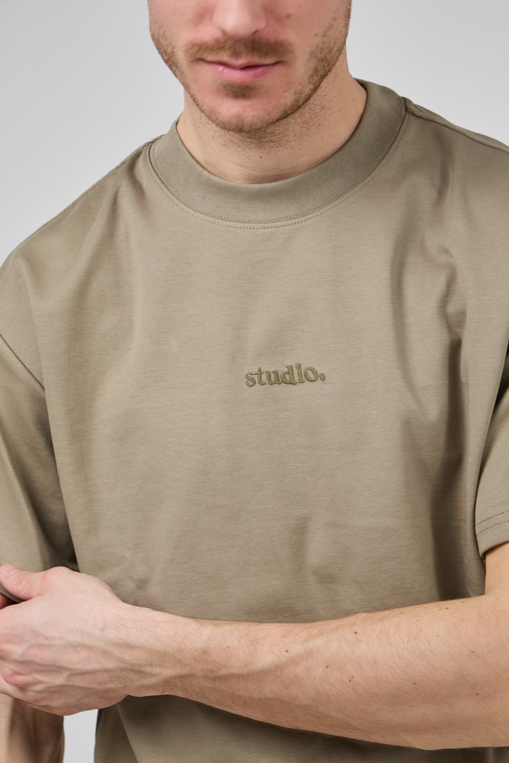 T-shirt Homme Minimaliste avec Logo Discret