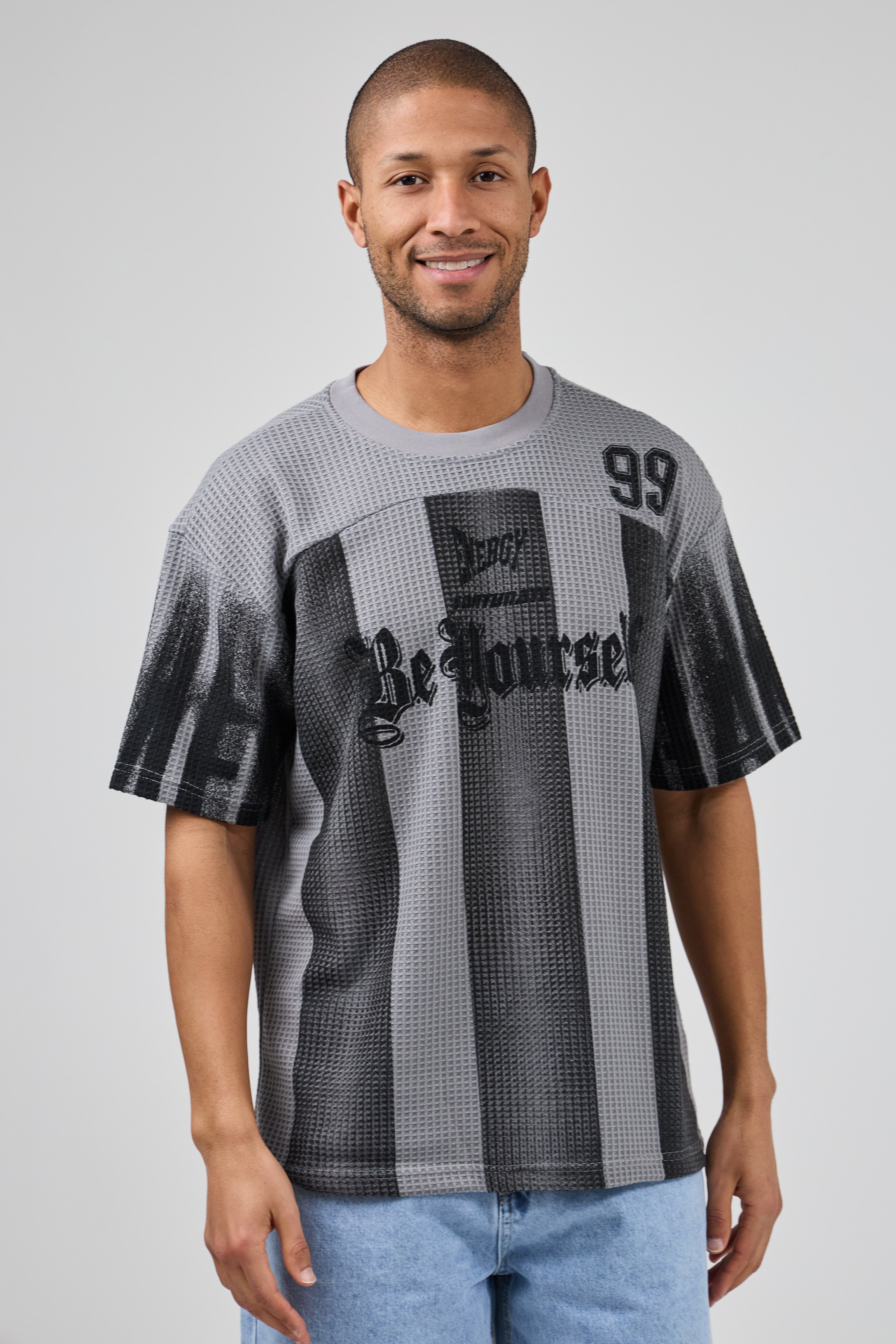 T-shirt homme style jersey graphique « Be Yourself 99 »