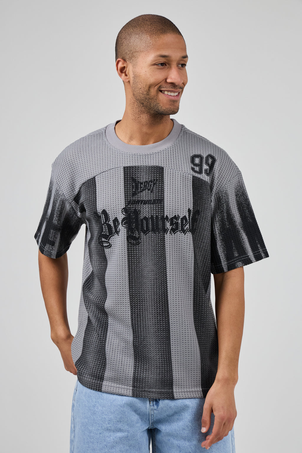 T-shirt homme style jersey graphique « Be Yourself 99 »