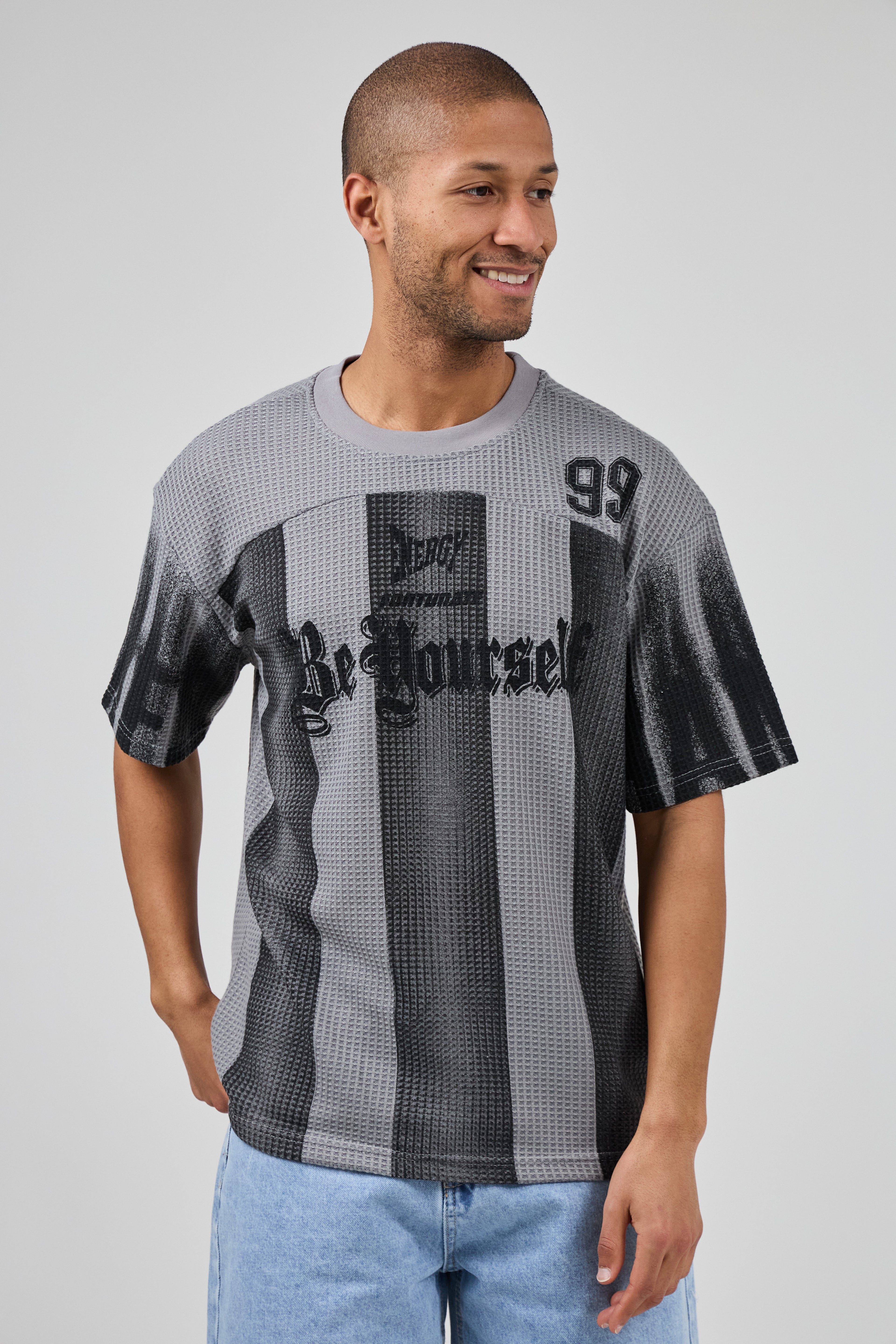 T-shirt homme style jersey graphique « Be Yourself 99 »
