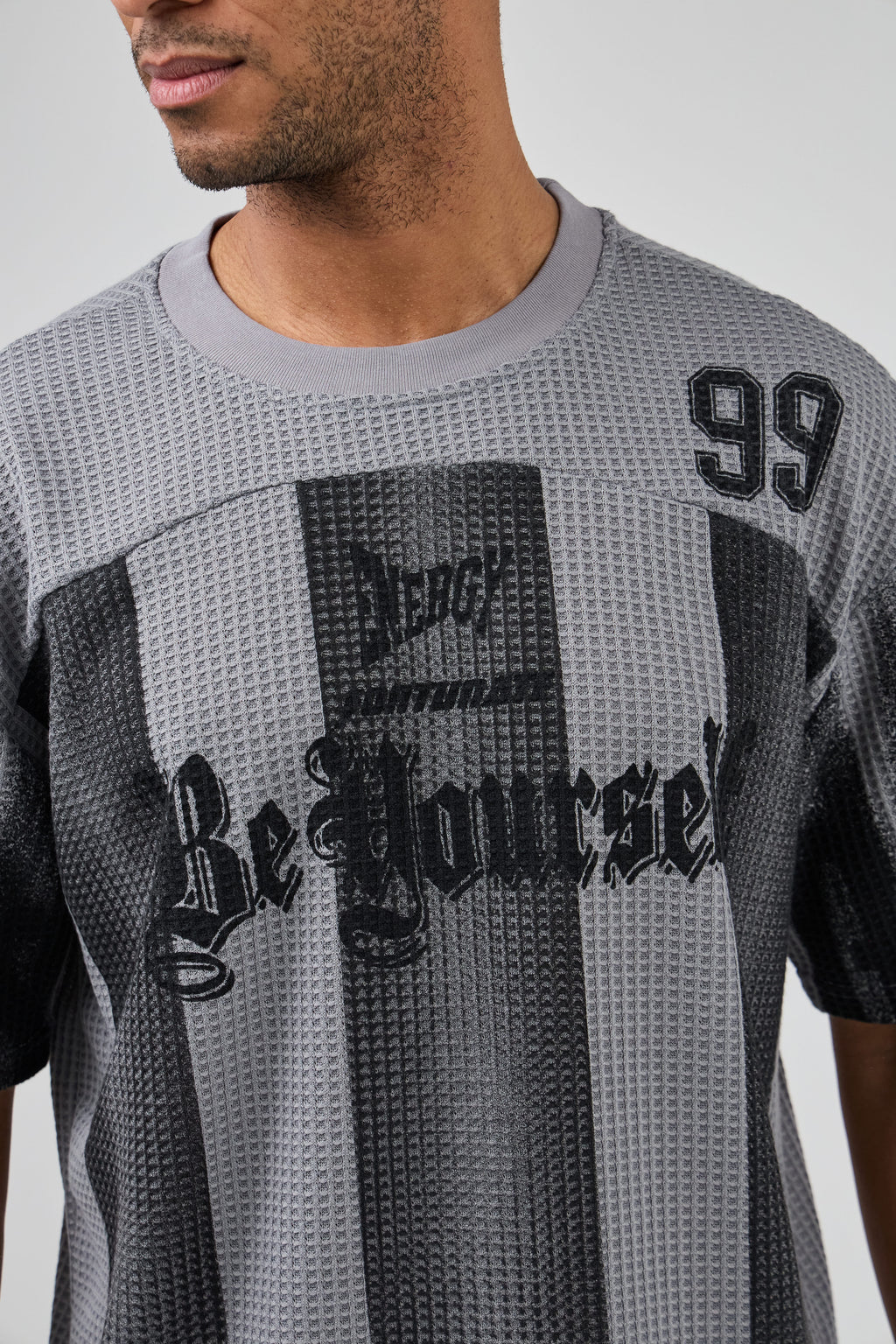 T-shirt homme style jersey graphique « Be Yourself 99 »